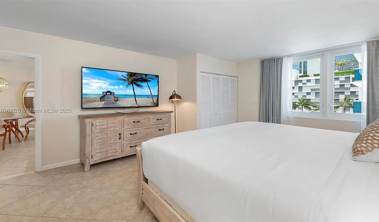 Roney Palace Condo — Photo 3