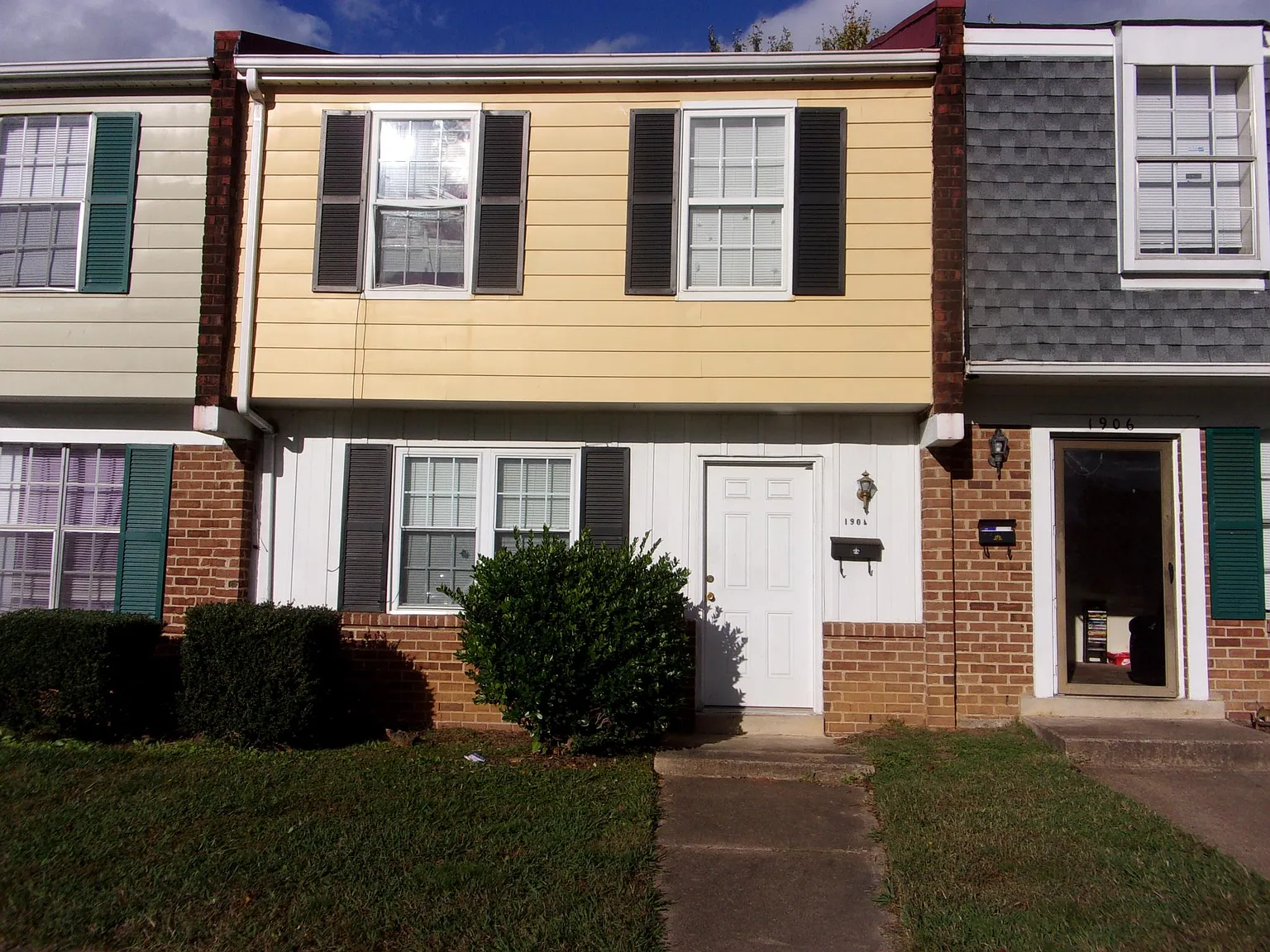 3 bed, 1.5 bath, 1200 sqft, $2,009 — Photo 2