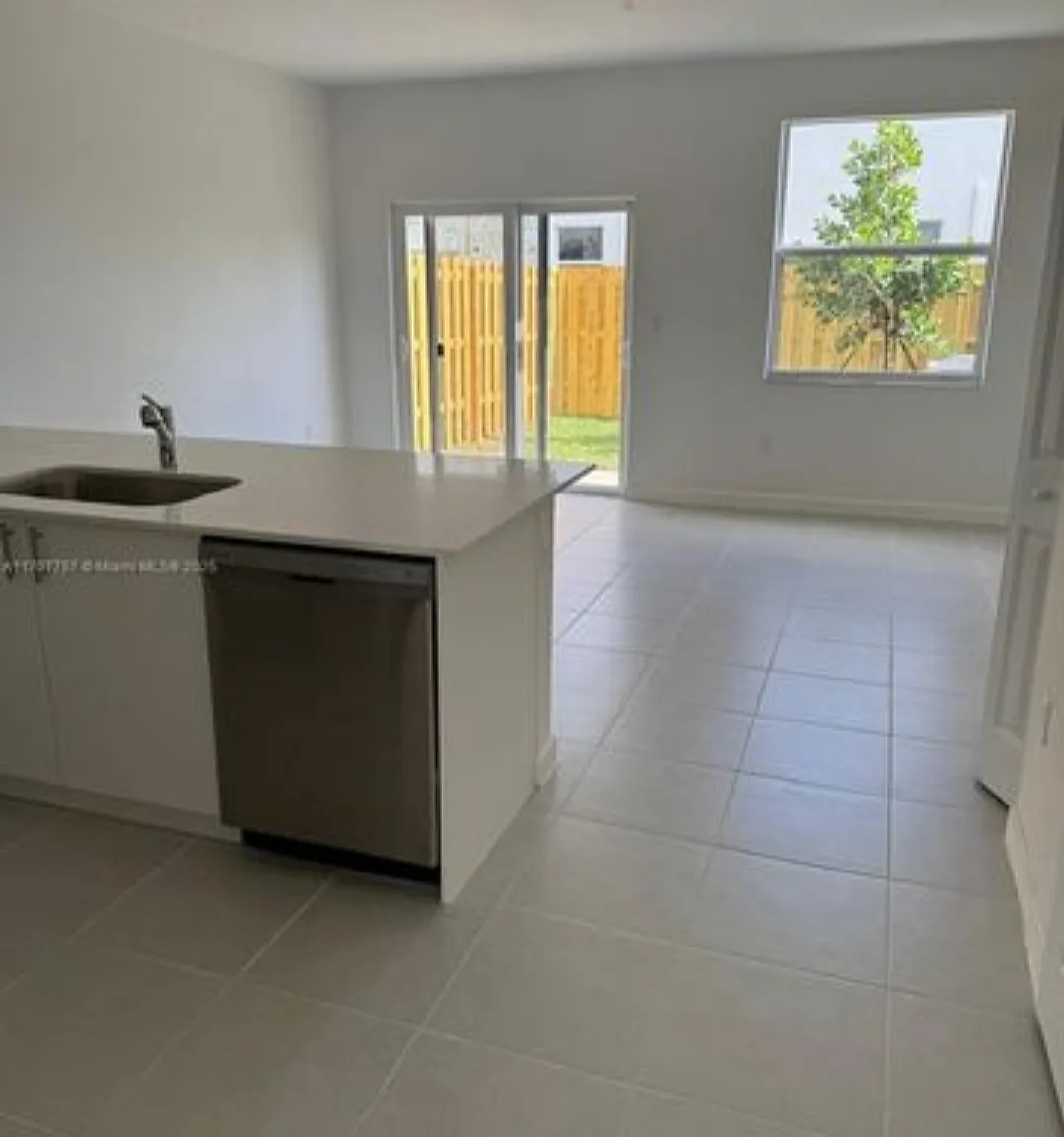3 bed, 2.5 bath, 1450 sqft, $2,500 — Photo 2