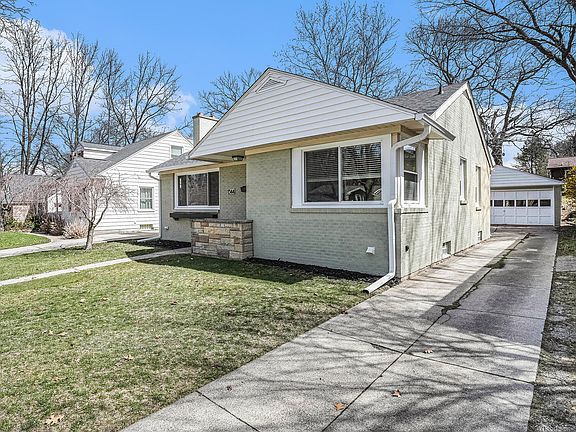 3rd image of 1344 Cambridge Dr SE