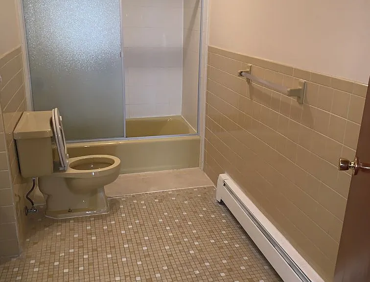 2nd Bathroom (Full) Upstairs
