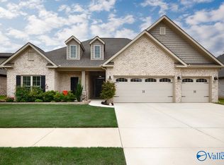 7514 Flint Crossing Cir, Owens Cross Roads, AL 35763