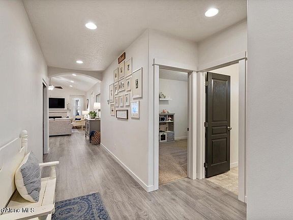 3rd image of 748 W Brundage Way