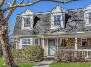 4 The Mews #4, Syosset, NY 11791