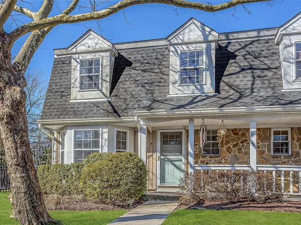 4 The Mews #4, Syosset, NY 11791