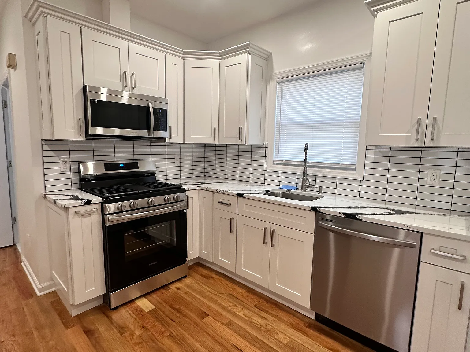 2 bed, 700 sqft, $2,500 — Photo 1