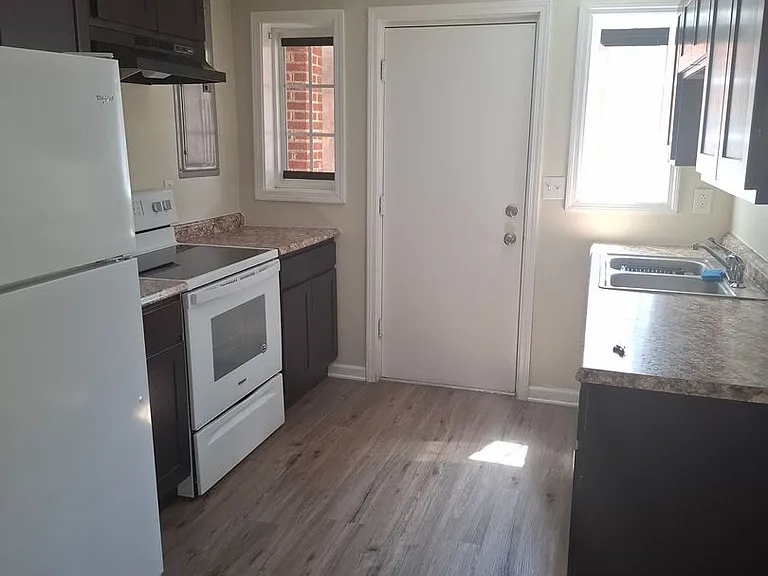 184 Elm St — Photo 32