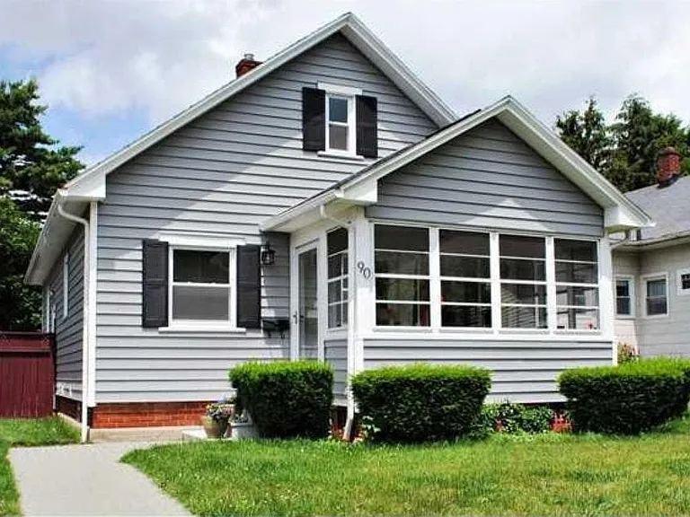 90 Redfern Dr — Photo 1