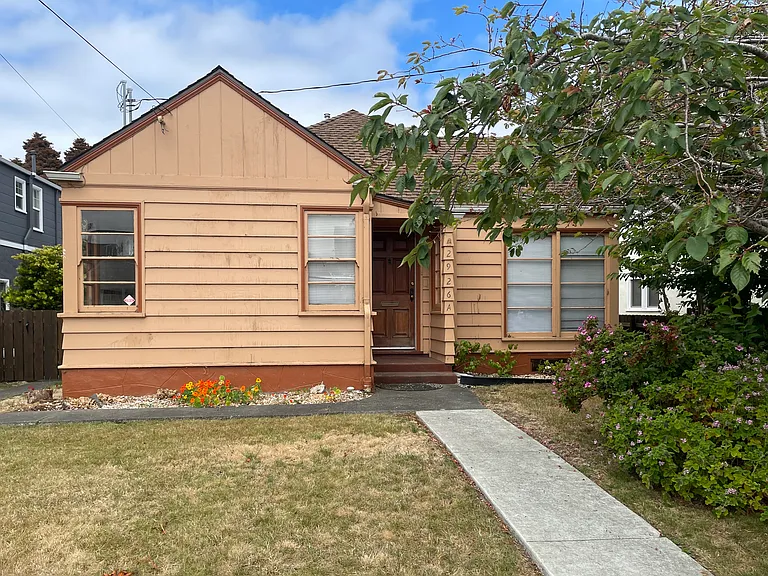 2926 G St — Photo 2