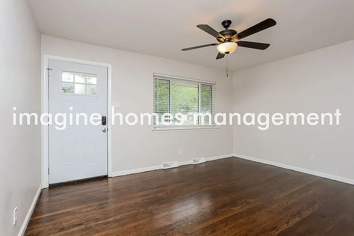 3 bed, 1.0 bath, 864 sqft, $1,995 — Photo 3