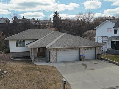 1413 Golden Valley Ln, Minot, ND, 58703