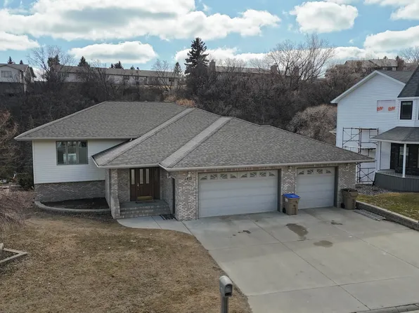 1413 Golden Valley Ln, Minot, ND 58703