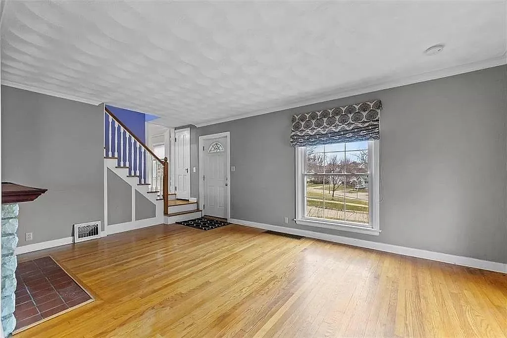 2047 B Ave NE — Photo 4