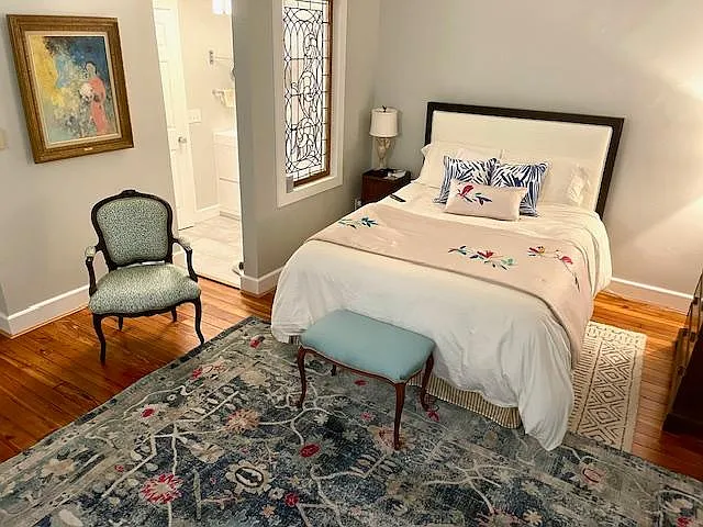 Fl 3 BR area features leaded glass window