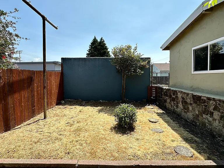 1426 Liberty St — Photo 11