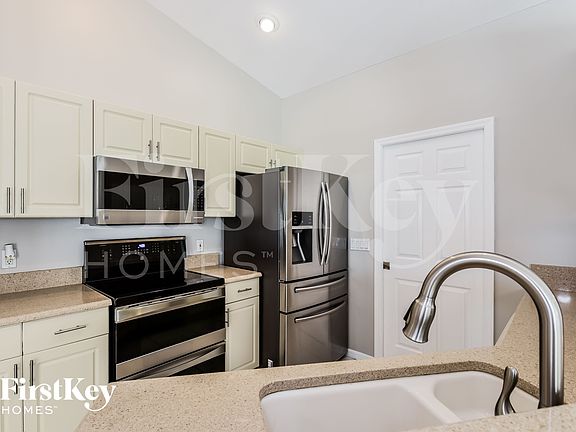 5th image of 1017 SE 5th Ave