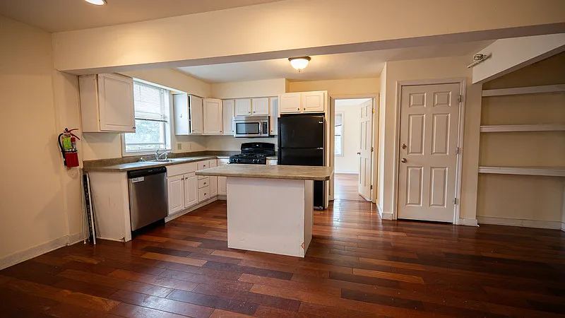 5 bed, 2.0 bath, $5,600 — Photo 3