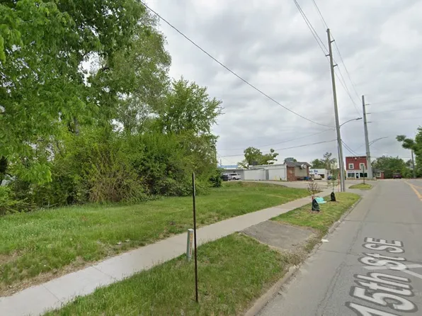 1060 10th St SE, Cedar Rapids, IA 52401