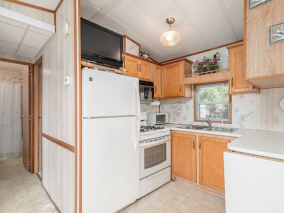 3rd image of 87 Smallmouth Ln