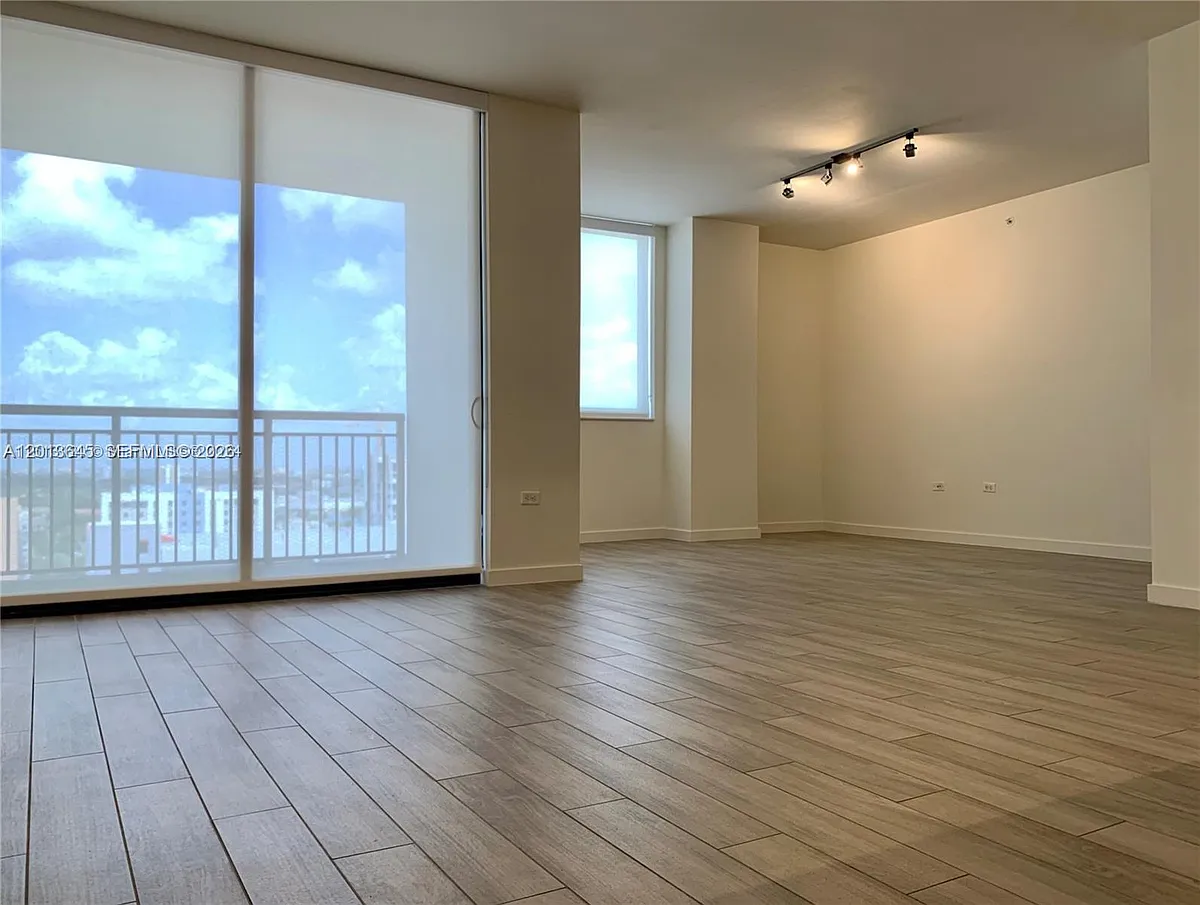 Building Photo - 999 SW 1st Ave #2712