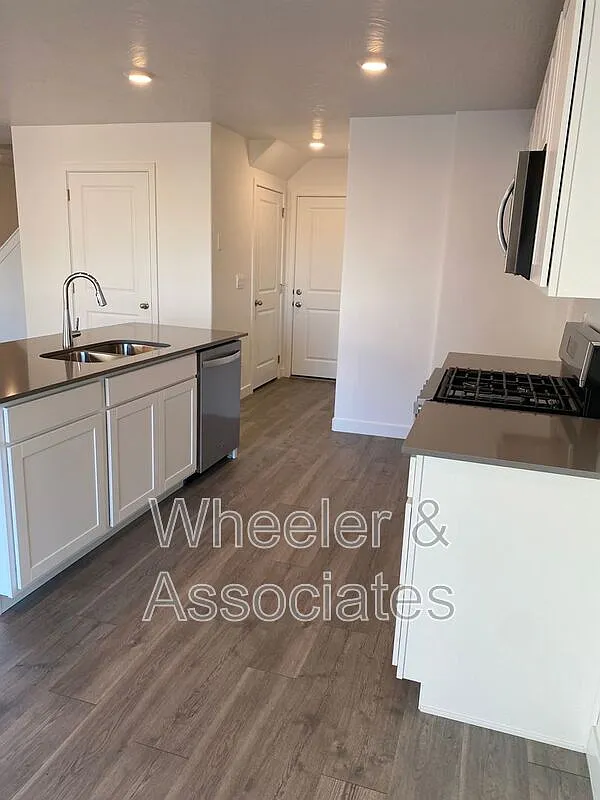 3 bed, 3.0 bath, 1555 sqft, $1,745 — Photo 1