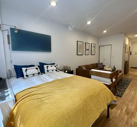 4th image of 207 E 37th St APT 2C