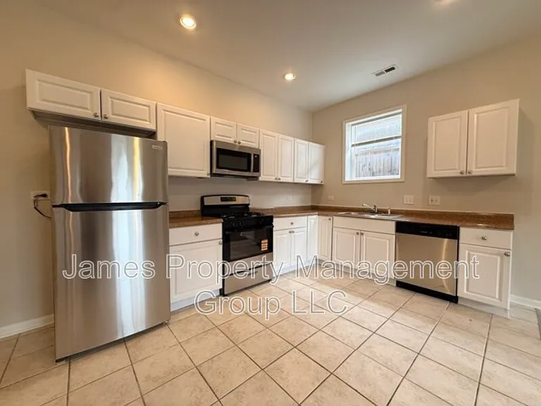2731 W Congress Pkwy #1 — Photo 2