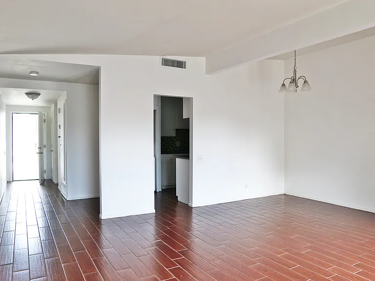 27400 Hombria Dr #B — Photo 2