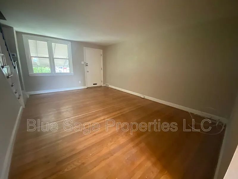 3 bed, 1.0 bath, 1152 sqft, $1,900 — Photo 2