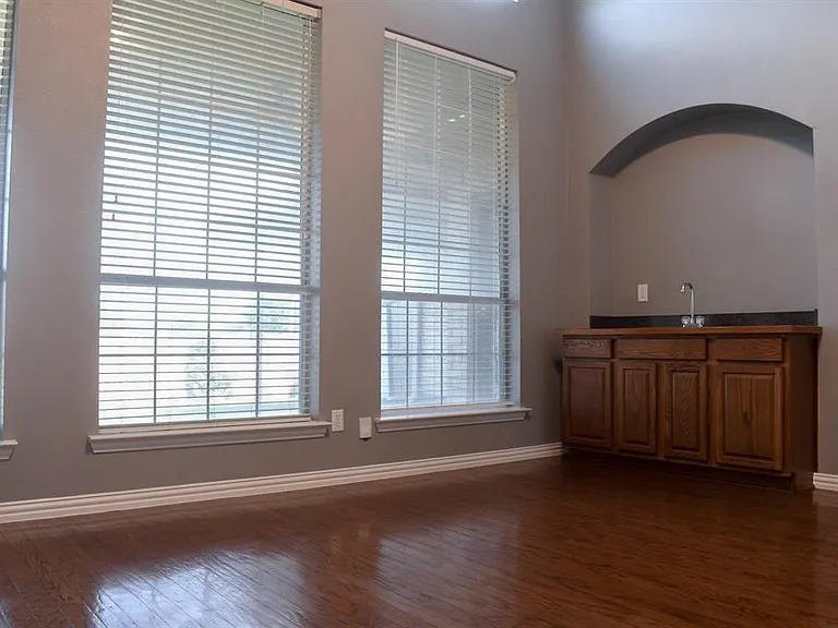 409 Royal Crest Dr — Photo 8