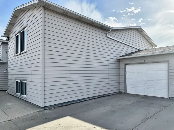 606 19th Ave SE APT 8, Minot, ND 58701