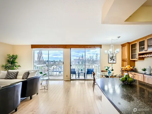 4540 8th Avenue NE #702, Seattle, WA 98105