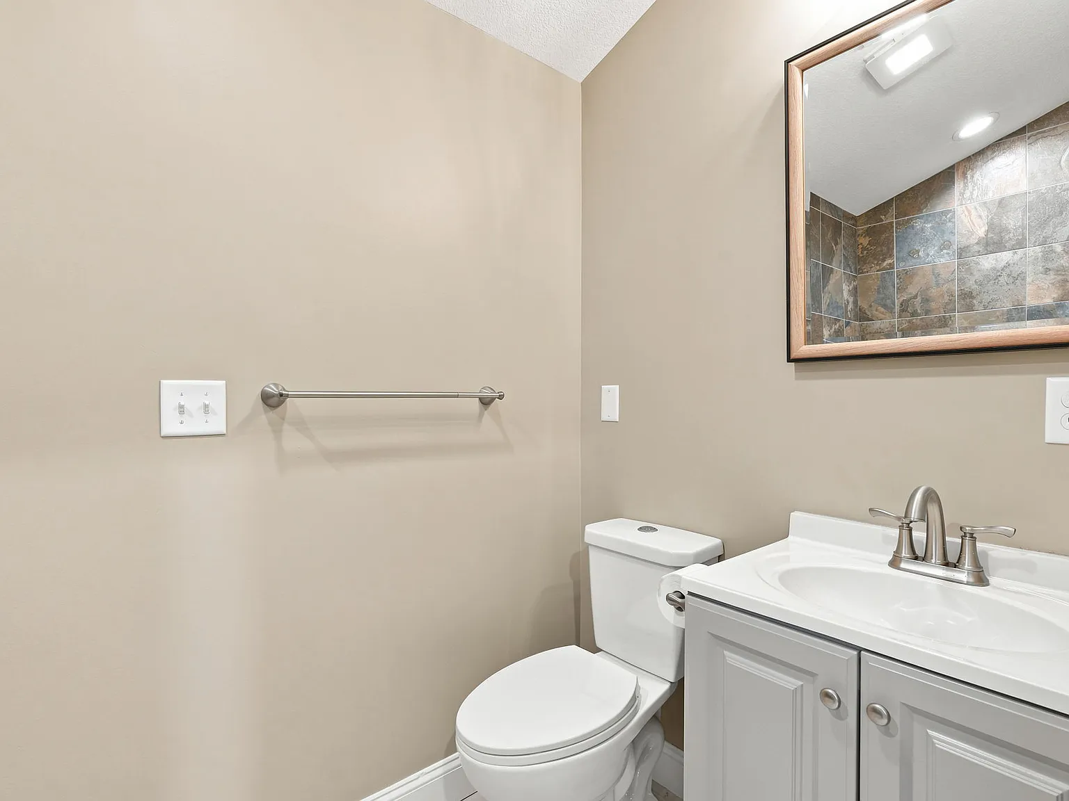 4 bed, 2200 sqft, $2,895 — Photo 3