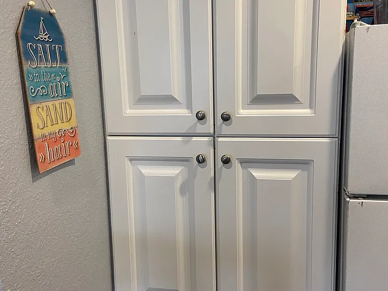 Kitchen cabinet