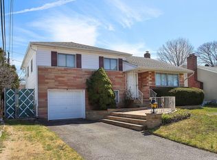 122 Haverford Rd, Hicksville, NY 11801