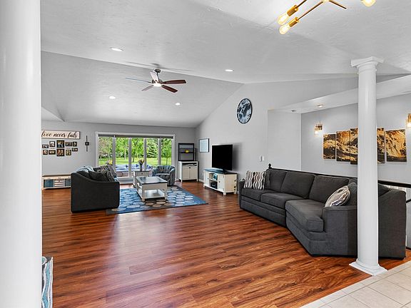 5th image of 2949 Packerland Dr