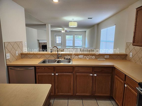 5th image of 943 Tisbury Pkwy