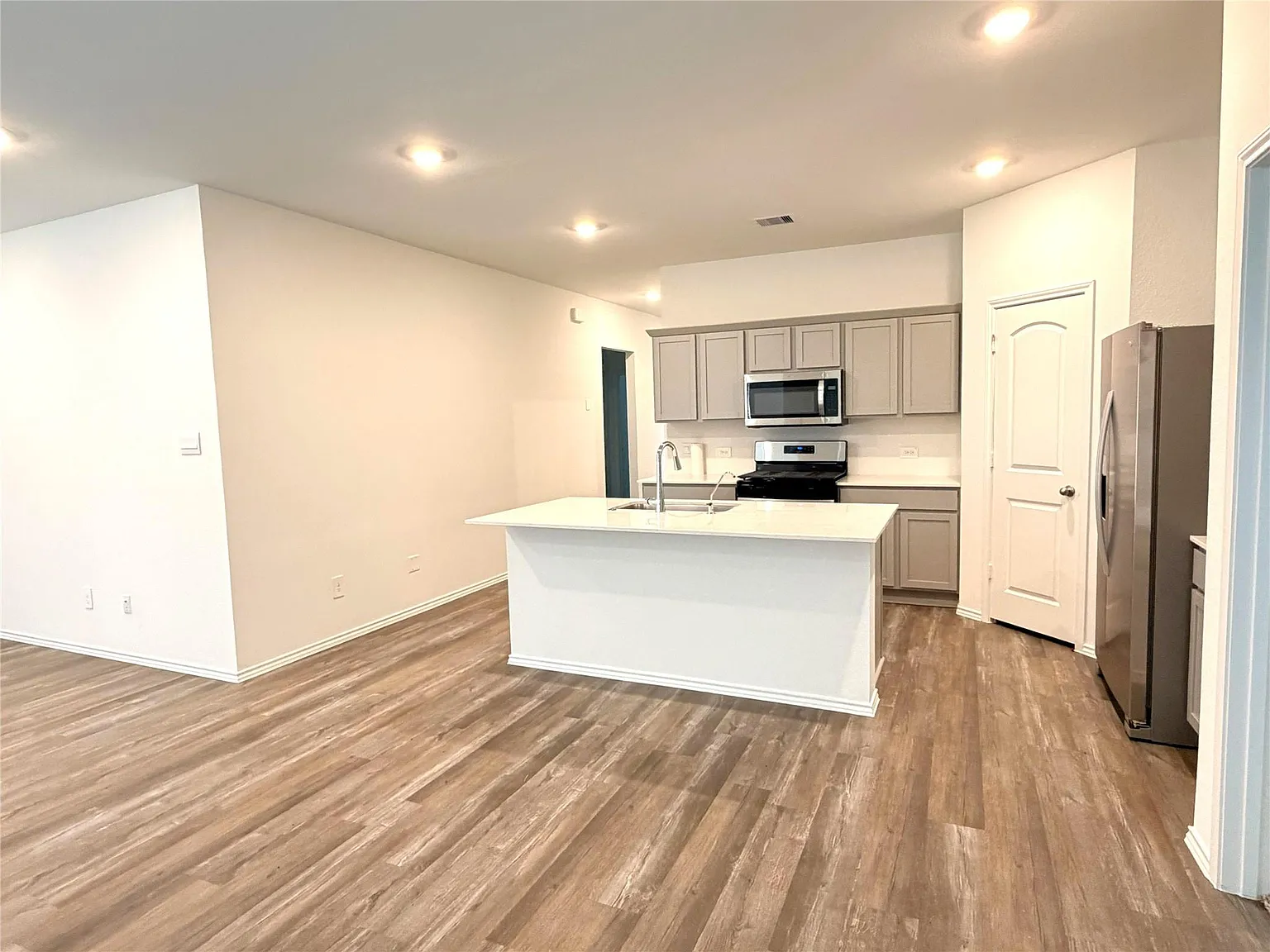 3 bed, 2.0 bath, 1599 sqft, $1,975 — Photo 4