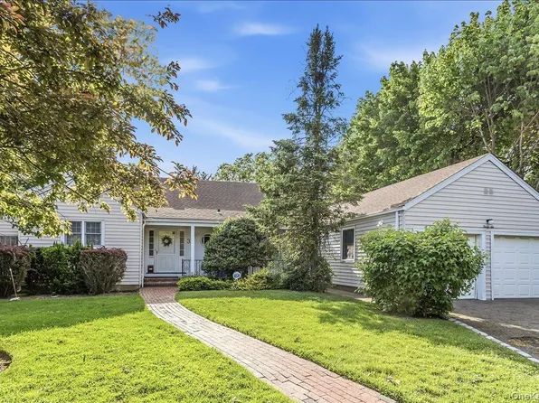 36 Roosevelt Place, Rockville Centre, NY 11570