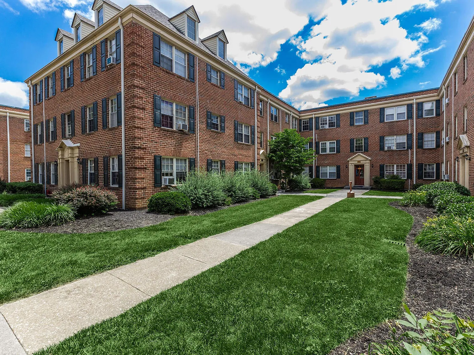 Grandin Village Apartments — Photo 2