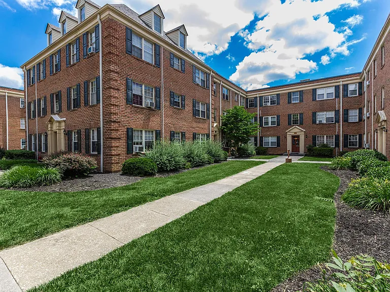 Grandin Village Apartments — Photo 2
