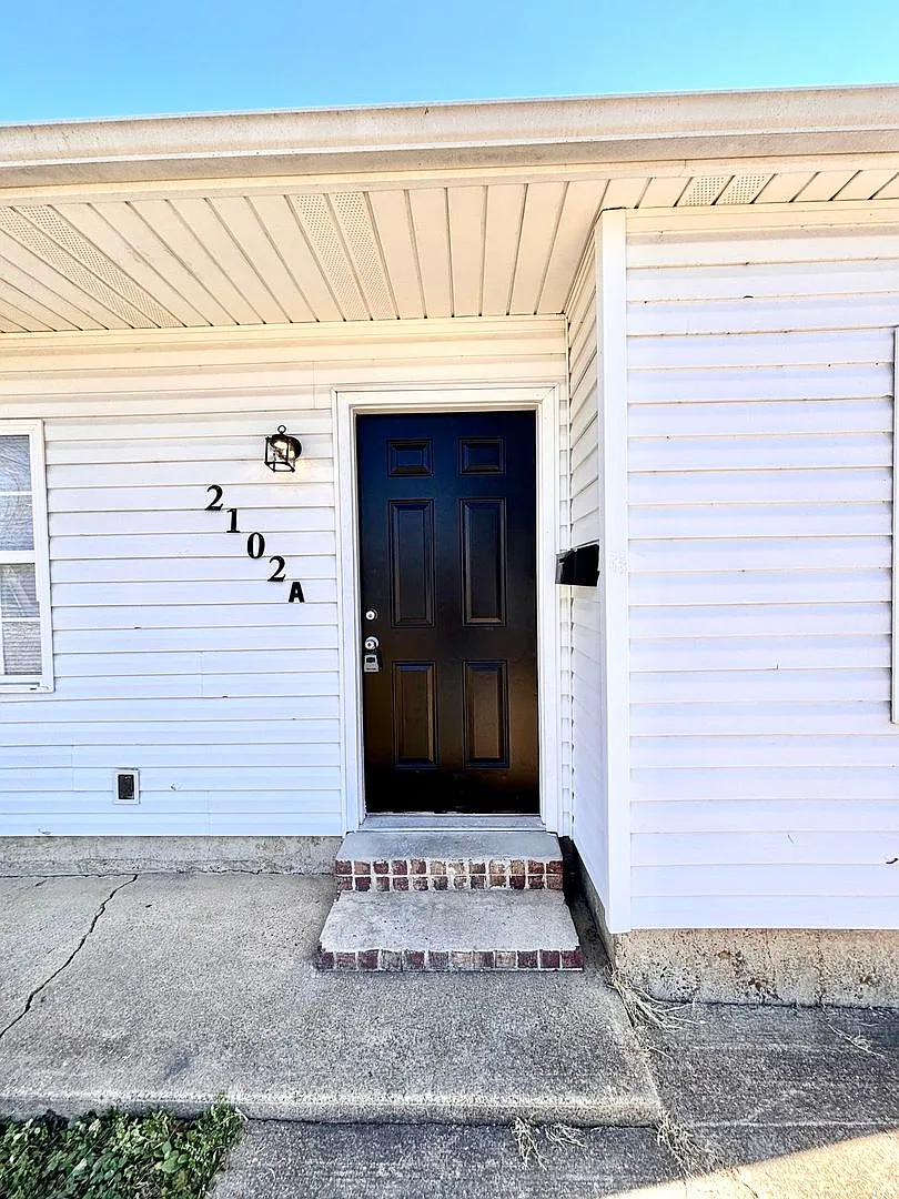 2102 Clark, A- Move In Ready! — Photo 3