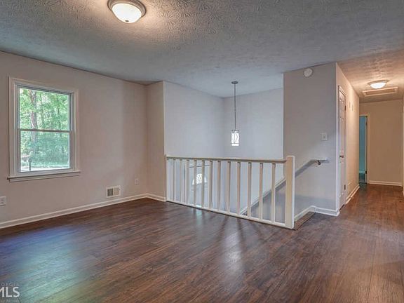 2nd image of 607 Windsor Dr SE