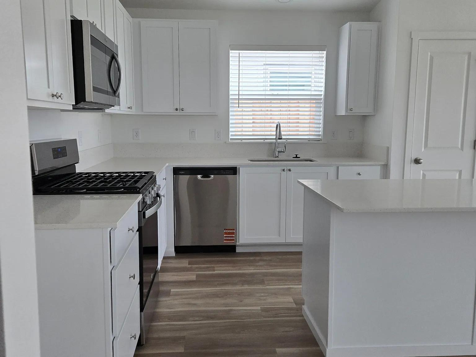3 bed, 2.0 bath, 1477 sqft, $2,495 — Photo 2