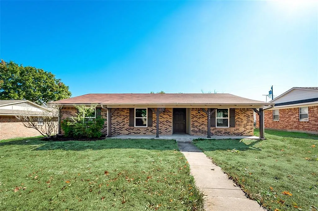 2420 Eastbrook Dr photo 1