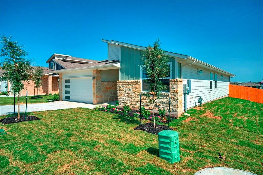 4 bed, 2.0 bath, 2025 sqft, $2,350 — Photo 3