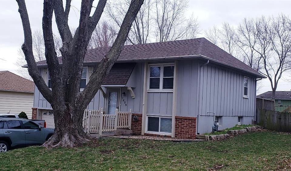 1st image of 1225 NW Golfview Dr