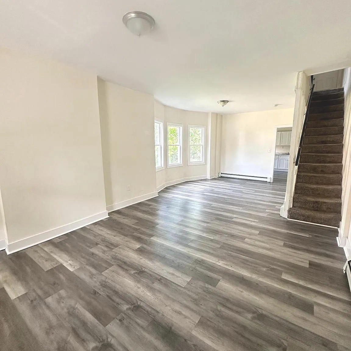 4 bed, 1.0 bath, 1800 sqft, $2,200 — Photo 2