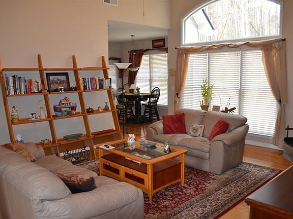 3rd image of 215 Park Creek Dr