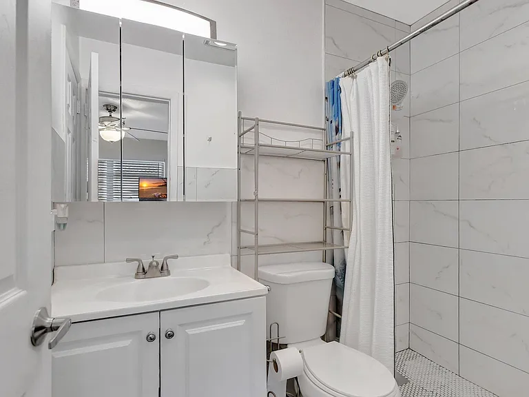 1938 NE 7th St #5 — Photo 10